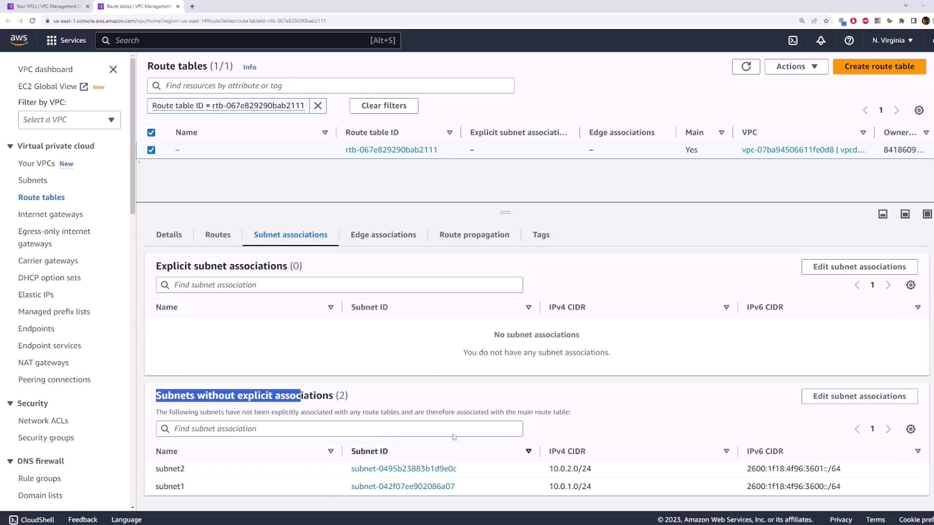 The image shows an AWS VPC Management Console screen displaying route tables and subnet associations. It highlights subnets without explicit associations in a specific VPC.