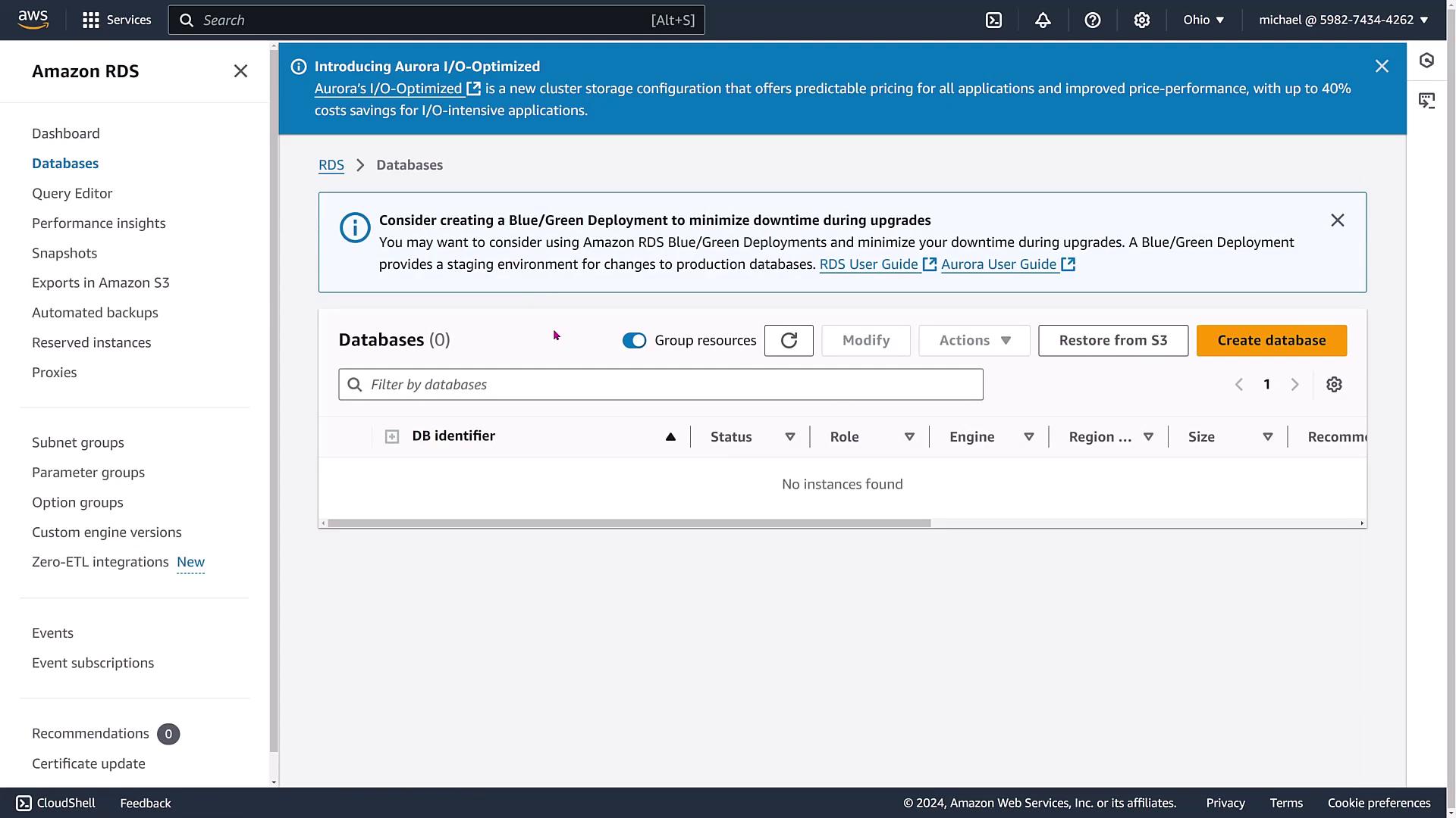 The image shows the Amazon RDS dashboard with no databases listed. It includes options for creating a database and a suggestion for using Blue/Green Deployment to minimize downtime during upgrades.