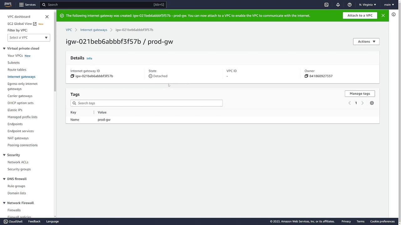 The image shows an AWS VPC dashboard with details of a detached internet gateway, including its ID and tags.