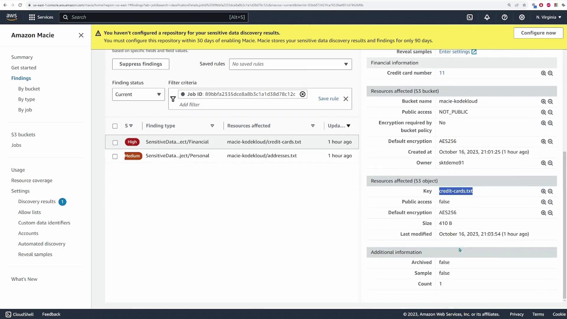 The image shows an Amazon Macie dashboard with findings related to sensitive data discovery, highlighting high and medium risk levels for financial and personal data in S3 buckets. A warning at the top indicates a repository configuration is needed for sensitive data discovery results.