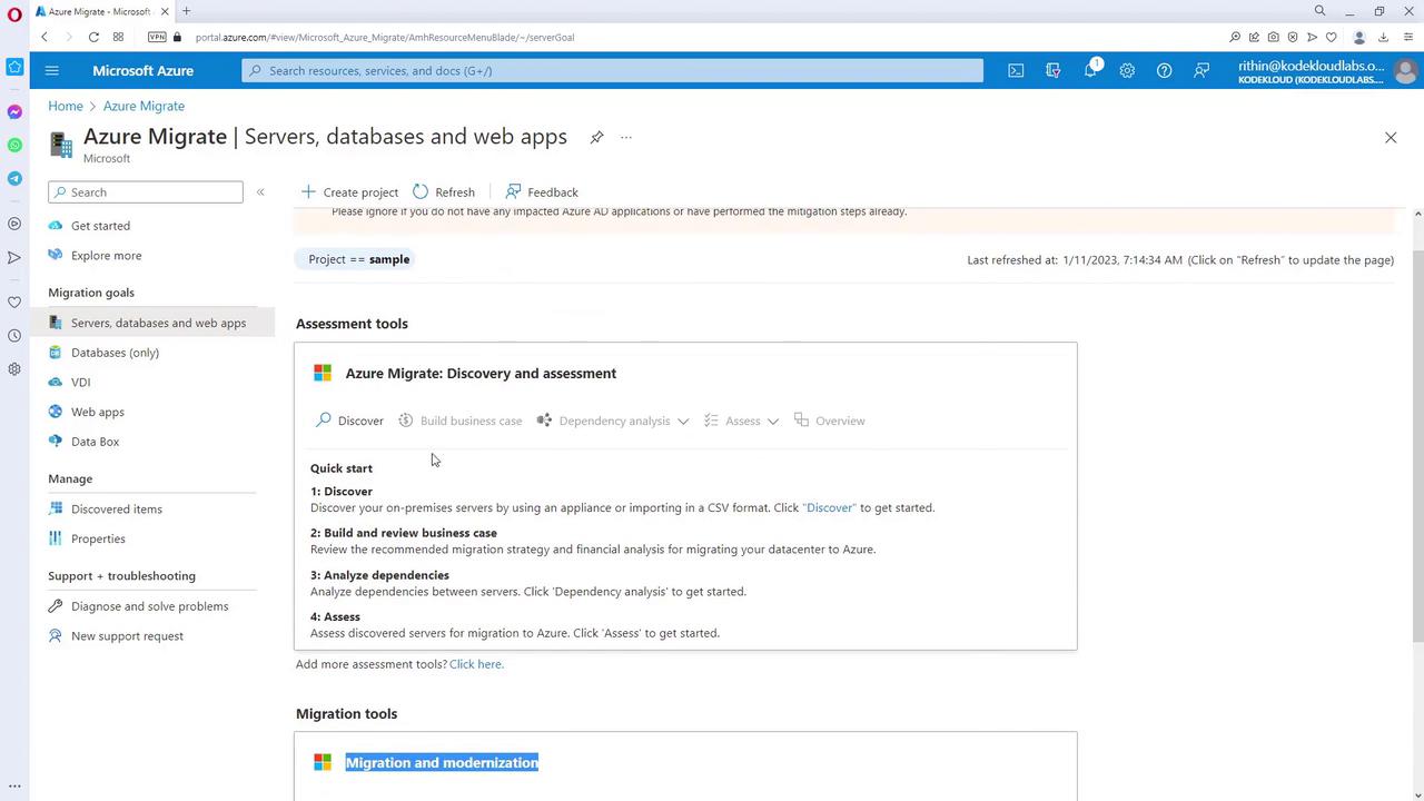 The image shows a Microsoft Azure portal page for Azure Migrate, focusing on servers, databases, and web apps. It includes sections for assessment tools and migration tools, with options for discovery, business case building, dependency analysis, and assessment.