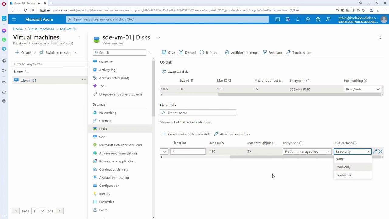 The image shows a Microsoft Azure portal interface displaying the disk settings for a virtual machine named "sde-vm-01," including options for OS and data disks.