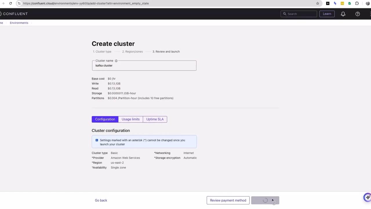 The image shows a web interface for creating a cluster on Confluent Cloud, with options for naming the cluster, viewing costs, and configuring settings like provider and region. There are tabs for configuration, usage limits, and uptime SLA, and a button to review the payment method.