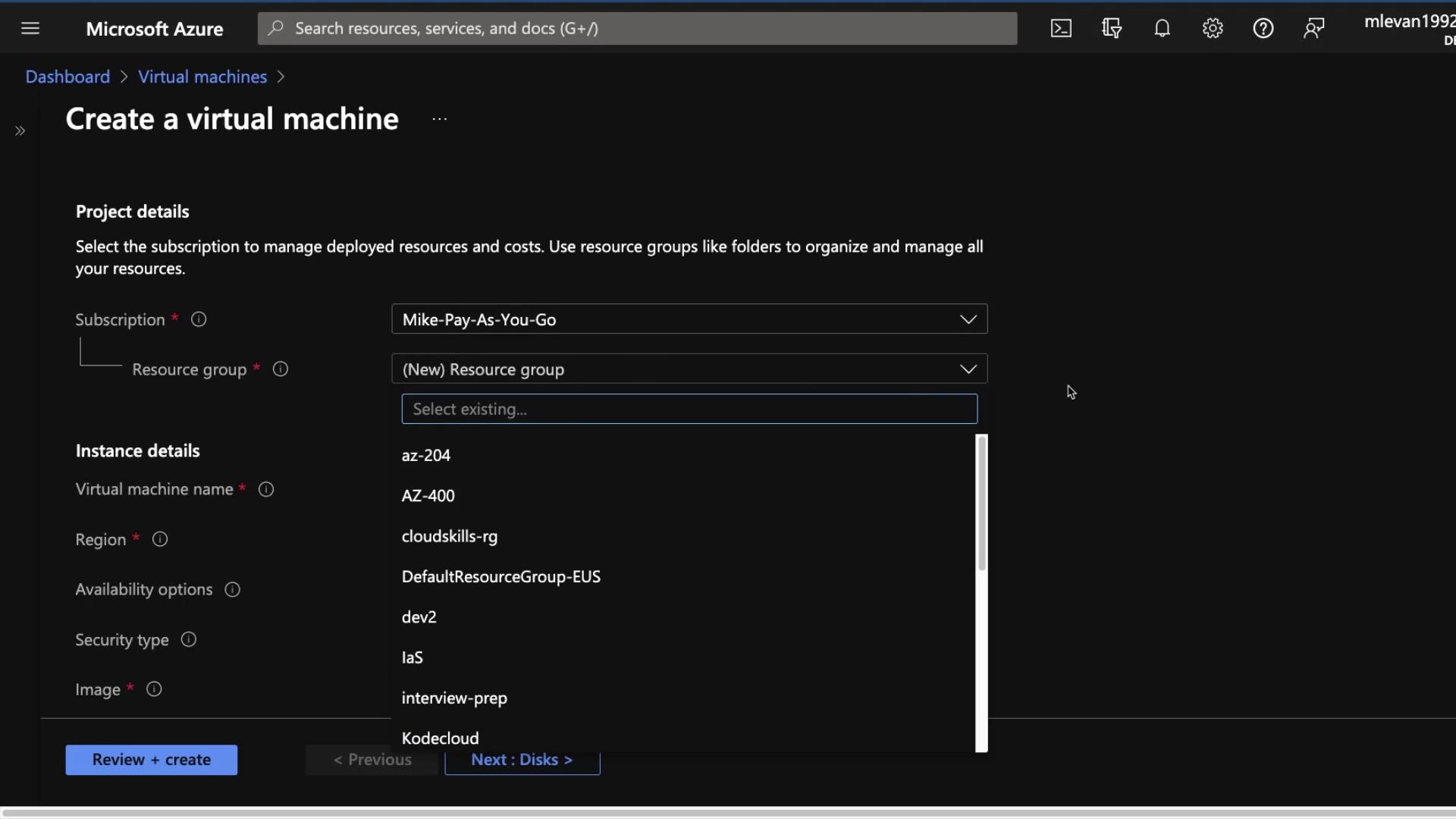 The image shows the Microsoft Azure portal interface for creating a virtual machine, displaying options for subscription, resource group, and instance details.