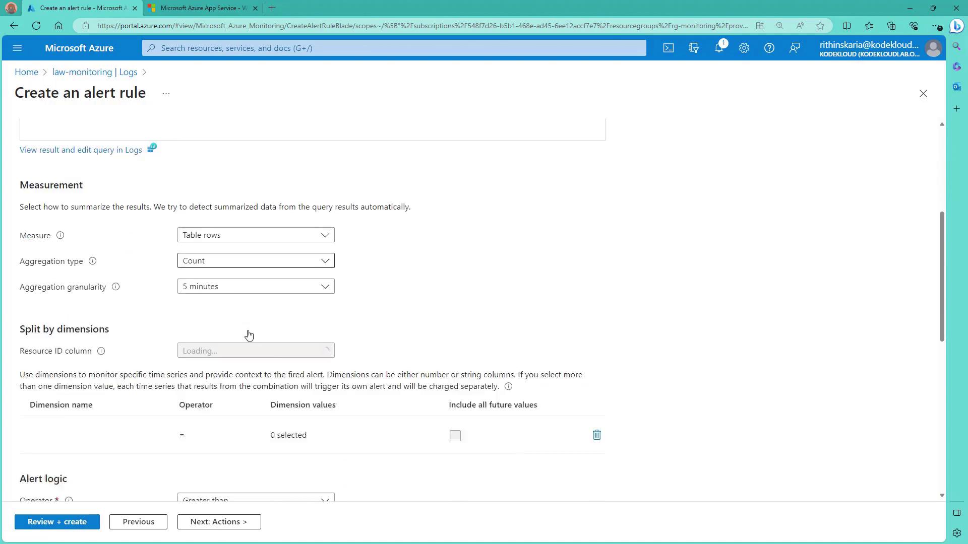 The image shows a Microsoft Azure interface for creating an alert rule, with options for measurement, aggregation, and dimensions. The user is setting parameters such as measure type, aggregation type, and granularity.