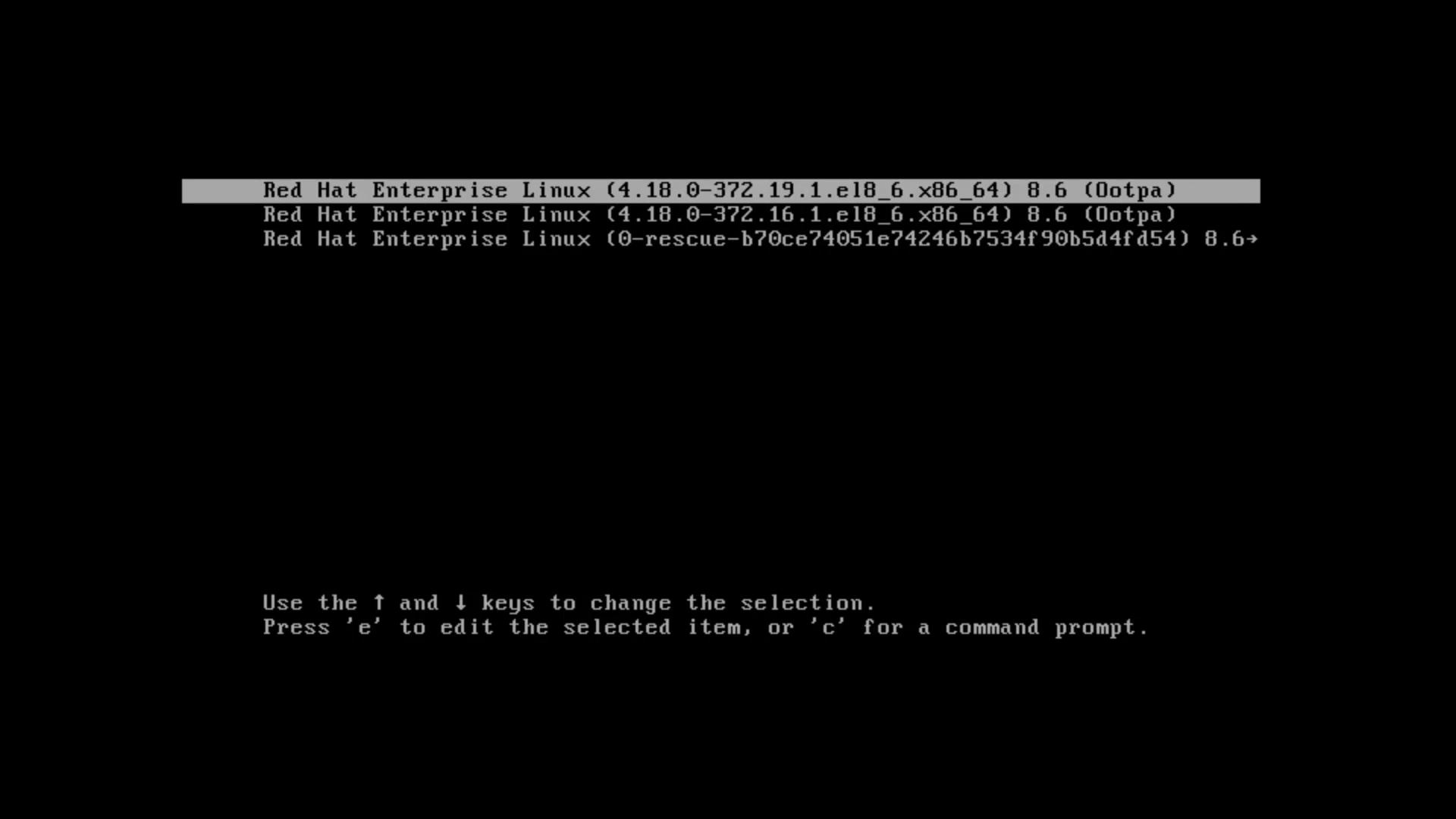 The image shows a boot menu for Red Hat Enterprise Linux with multiple kernel versions listed. It provides options to select or edit the boot entry.